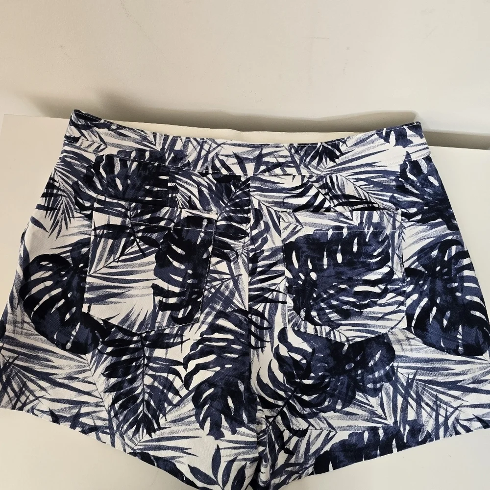 Spanx On the Go Tropical Print Navy/White Twill Shorts Size XL Stretch Casual